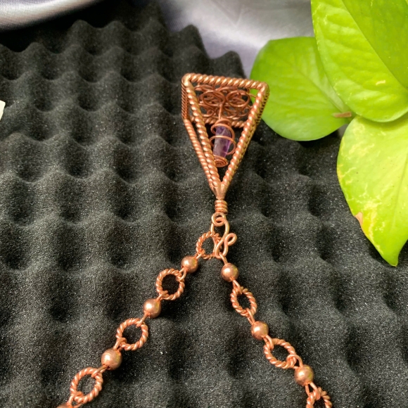 Mặt dây đeo cổ kim tự tháp Nubia