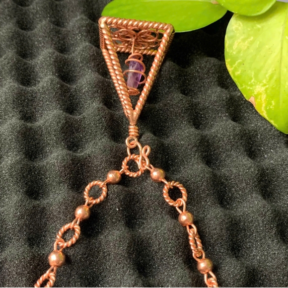 Mặt dây đeo cổ kim tự tháp Nubia