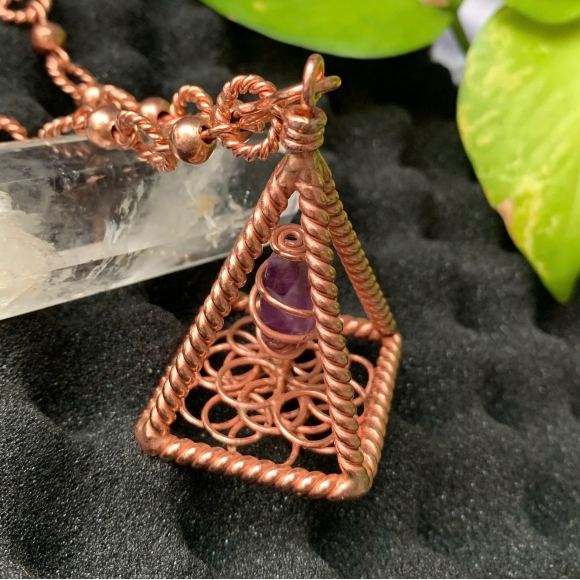 Mặt dây đeo cổ kim tự tháp Nubia