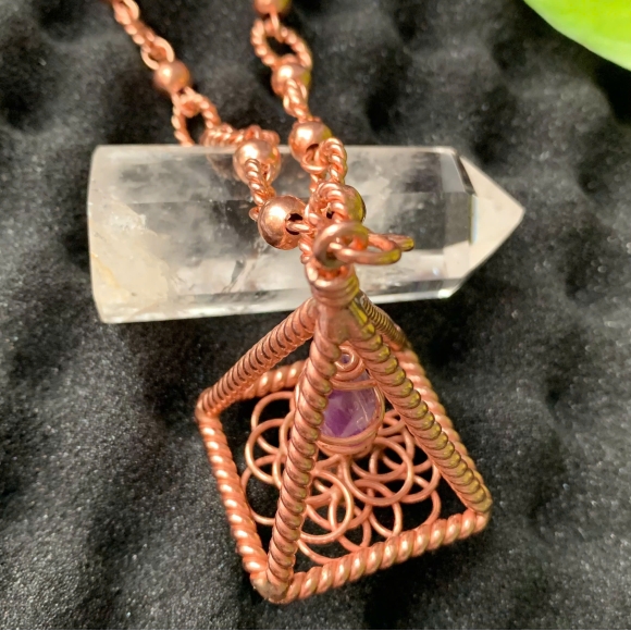 Mặt dây đeo cổ kim tự tháp Nubia