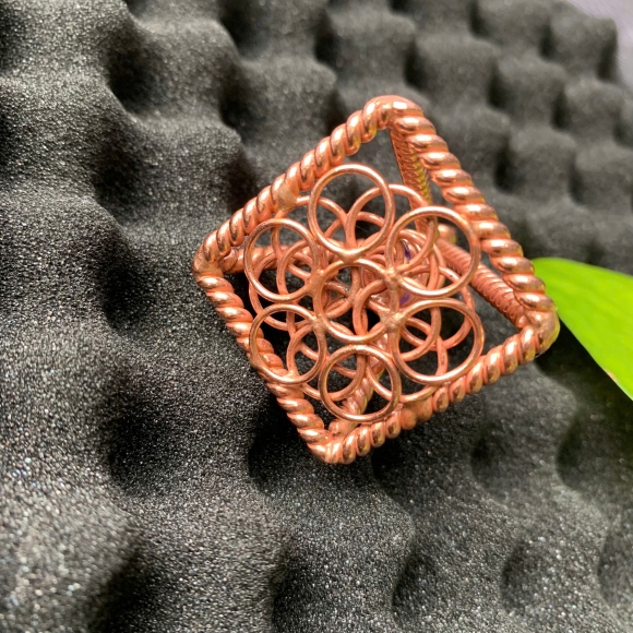 Mặt dây đeo cổ kim tự tháp Nubia